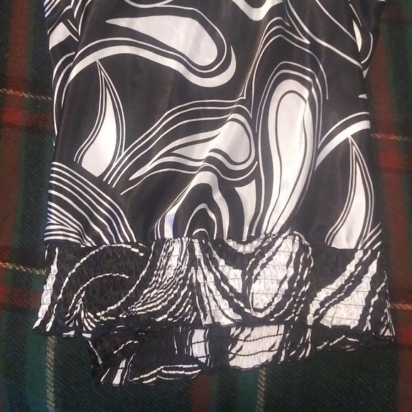 Womens Size Medium Chic Black and White Swirl Sleeveless Tunic With Tied Back. - Picture 7 of 9